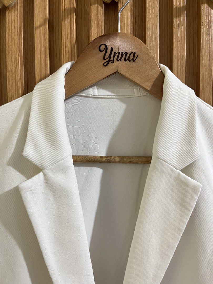 Uniqlo Women Tailored Blazer (Category: Coats, Jackets and Outerwear) located in Caloocan City. Submitted by ynna_27 (Listing ID 1471245621, Image 2). Description: Uniqlo Women Tailored Blazer Used - Good as new Color : White Medium on tag Issue : 899.