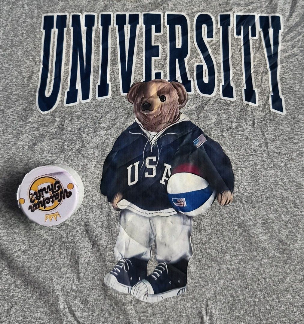 University Bear Graphic Shirt (Category: Tshirts & Polo Shirts ) located in Manapla. Submitted by gentleturtle_3dc683 (Listing ID 1471253317, Image 2). Description: University Bear Graphic Shirt 💵 ₱ 90 📏 Size: XL (23 x 25 ½) 🎨 Color Rate: 9.5 /10 or better ✨ Condition: Great ⚠️ Issue: Minor stains Pre-loved thrifted item. 💬 Message us for inquiries!.