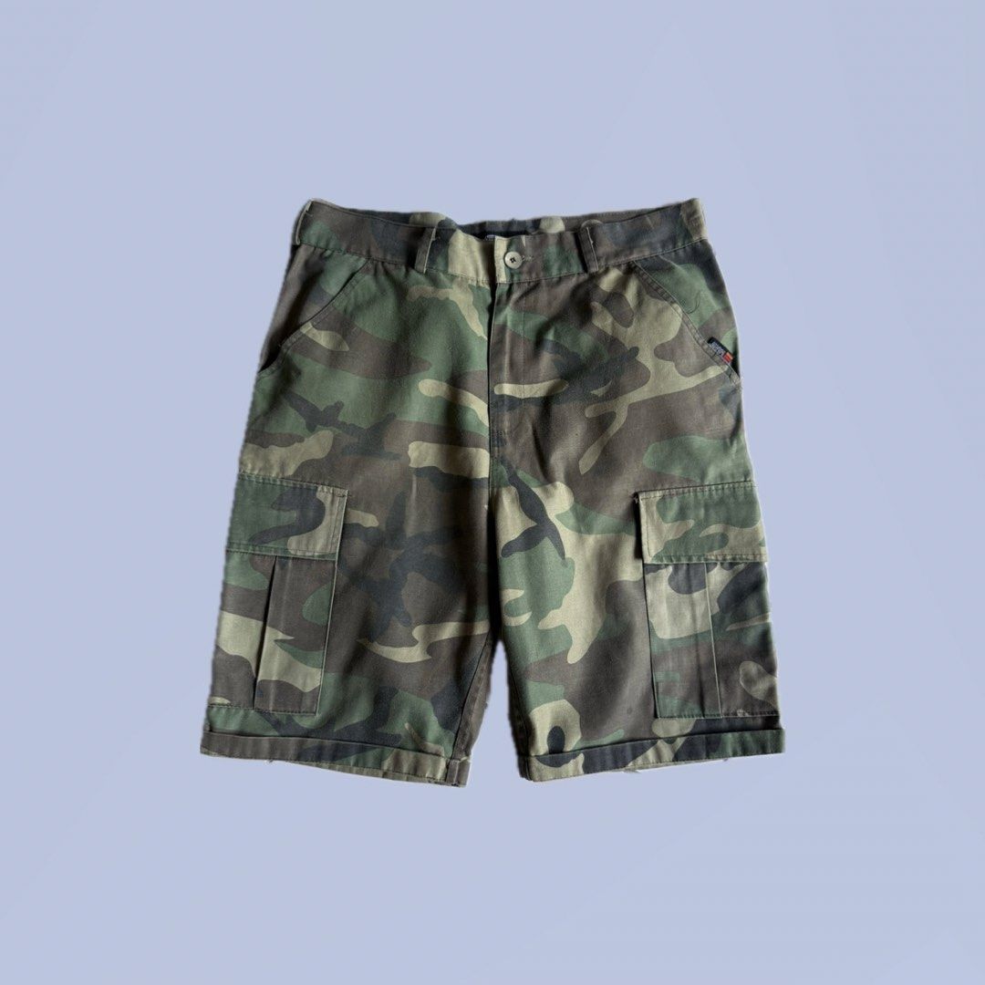 Vans Camo Cargo Shorts (Category: Shorts) located in Benito Soliven. Submitted by markedasdifferent (Listing ID 1471131509, Image 1). Description: CR-7/10 LOOOKS VINTAGE COLORWAY GOODFADE CONDI: 8/10 SIGN OF USE 1 PINHOLE 32W 22L 10.5H.