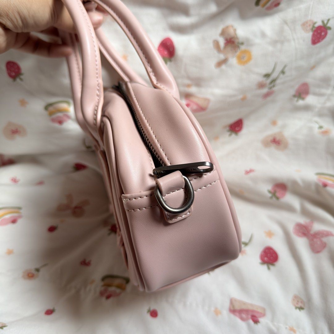 Vanwalk Pink Mini Handbag (Category: Luxury Bags & Wallets) located in Taguig. Submitted by wtfprkjm (Listing ID 1471178046, Image 2). Description: got this for 2.8k used once or twice lang the stored na. loc: taguig mop: qr mod: jnt (ship on sundays).