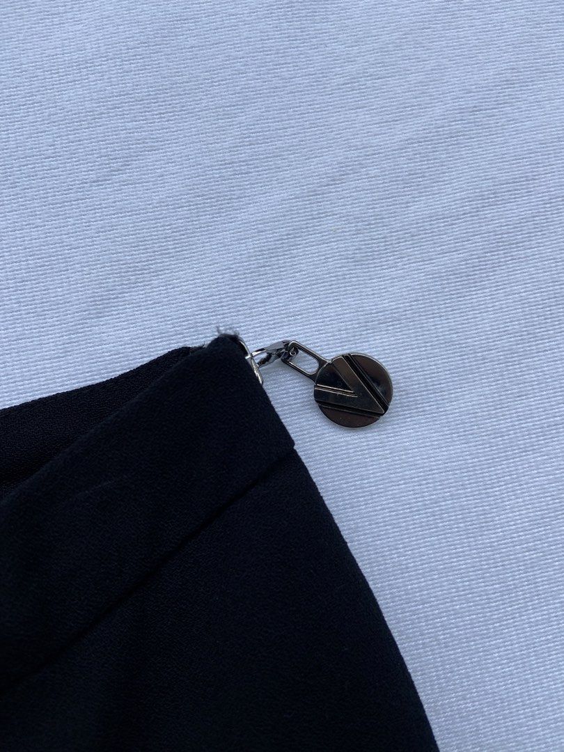 Versace Skirt (Category: Luxury Apparel) located in General Santos City (Dadiangas). Submitted by kala_chuchi (Listing ID 1471256700, Image 3). Description: Size. 38 26 waistline 20.5 length No flaws Excellent .