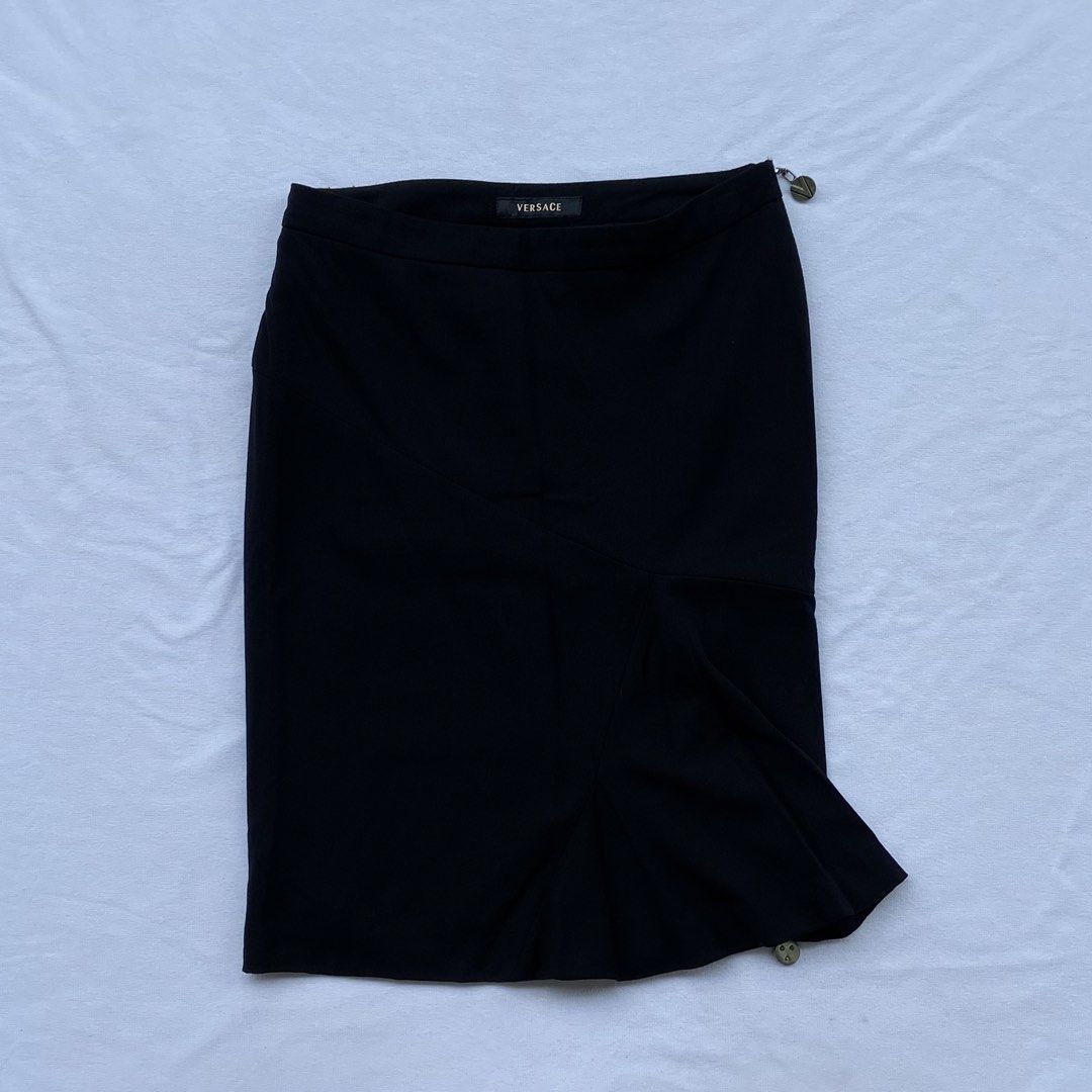 Versace Skirt (Category: Luxury Apparel) located in General Santos City (Dadiangas). Submitted by kala_chuchi (Listing ID 1471256700, Image 1). Description: Size. 38 26 waistline 20.5 length No flaws Excellent .