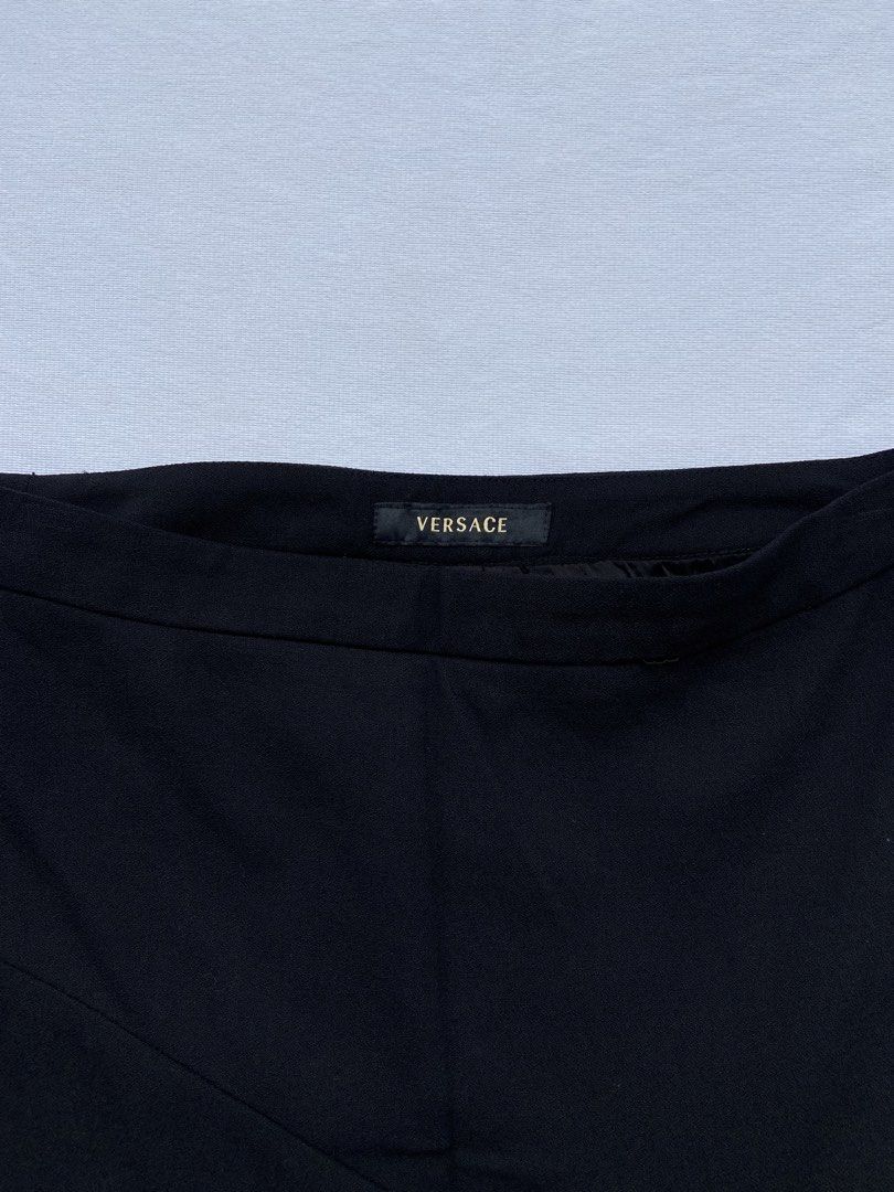 Versace Skirt (Category: Luxury Apparel) located in General Santos City (Dadiangas). Submitted by kala_chuchi (Listing ID 1471256700, Image 2). Description: Size. 38 26 waistline 20.5 length No flaws Excellent .