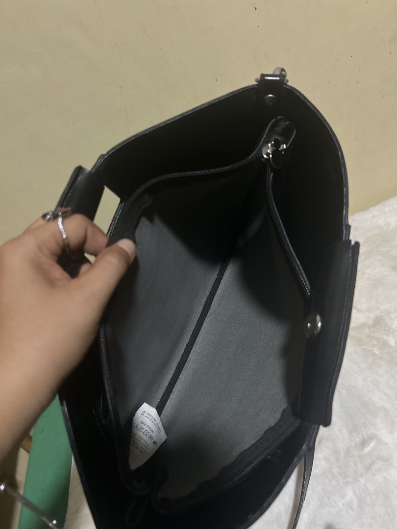 Vincis Bench black shoulder bag with structured handle (Category: Shoulder Bags) located in Valencia. Submitted by carmzfindsph (Listing ID 1471252834, Image 3). Description: - Brand: Vincis Bench - Color: Classic Black - Material: Smooth faux leather with clean dark patterned lining - Design: Chic open trapezoid shape with a structured top handle - Compartments: Secure zippered main compartment - Extras: Includes a removable and adjustable long 