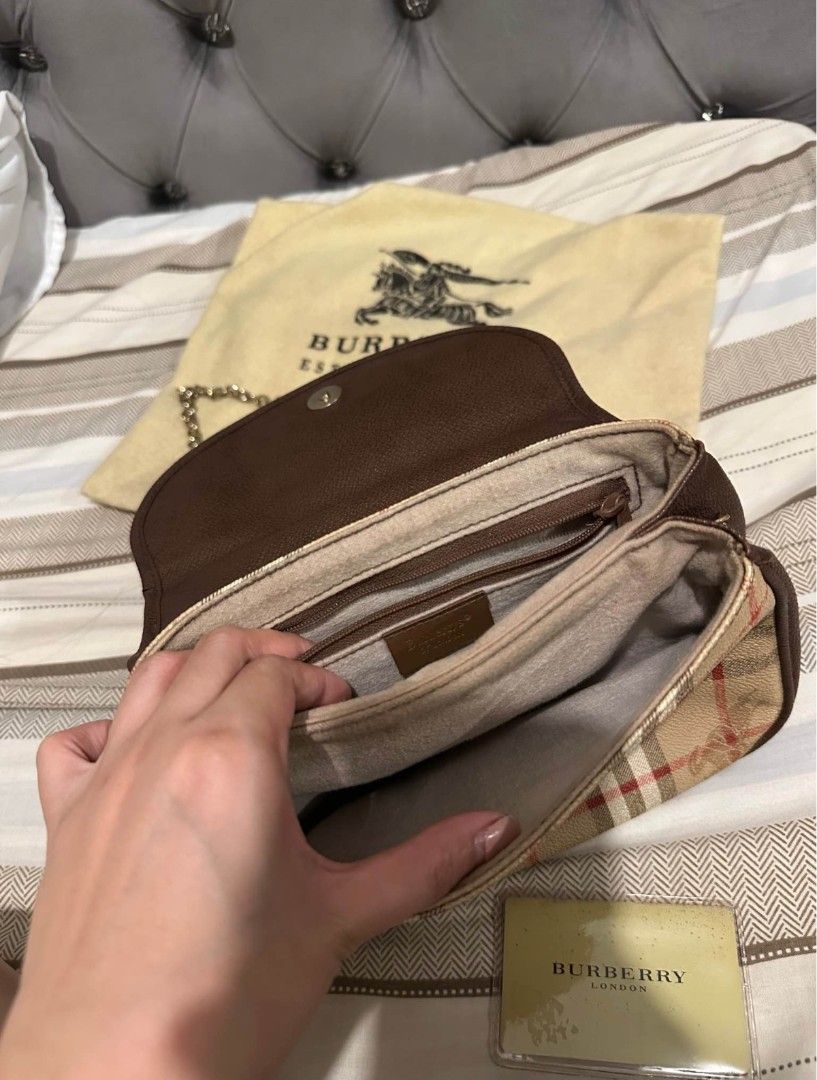 Vintage Burberry Nova Check (Category: Luxury Bags & Wallets) located in Panabo. Submitted by moneyfckyaw (Listing ID 1471284432, Image 2). Description: - Comes complete with the original dust bag and authenticity card Good condition No flaws .