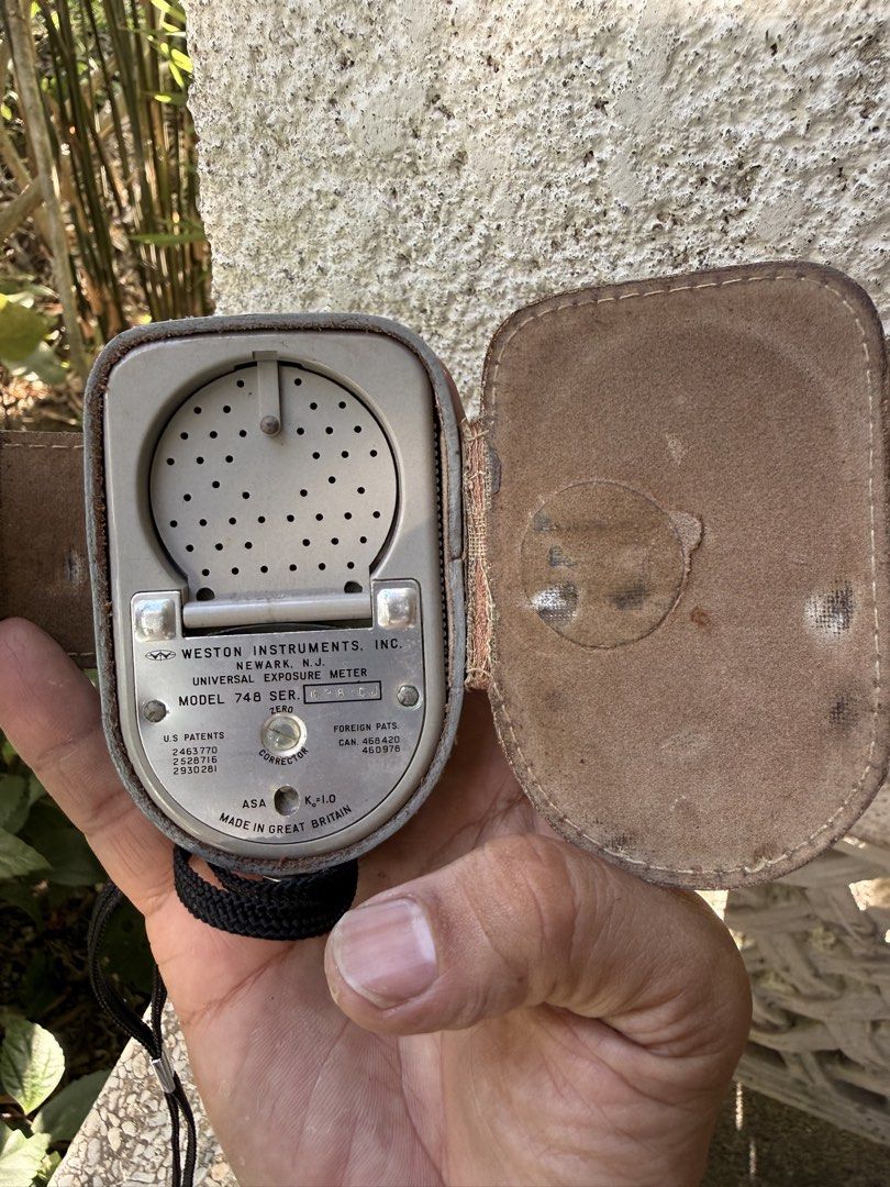 Vintage Camera items (Category: Cameras) located in Calamba. Submitted by transitory (Listing ID 1471164192, Image 3). Description: For Sale 2 vintage camera collectible items Weston Master V (analog exposure meter) Walz brand Flash Master (fan-fold camera flash, without bulb) Sold as set for ₱1,150 Calamba,Laguna location J&T shipping or Lalamove c/o buyer 091******69 Pm or comment for faster transaction Salamat.