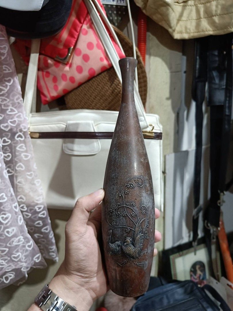 Vintage solid brass vase (Category: Vases & Decorative Bowls) located in Paranaque City. Submitted by jhedplus (Listing ID 1471241832, Image 1). Description: Please read! For sure buyer only! NO COD/COP No reservation The items will be sold to the first payer w/o prior notice. Verbal reservations are not acceptable. Note: All items are vintage. Please manage your expectations accordingly. G cash payment. Shipping via Lalamove Metro Manila. For pr