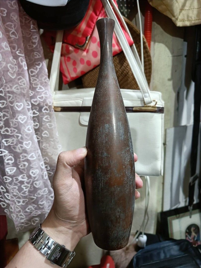 Vintage solid brass vase (Category: Vases & Decorative Bowls) located in Paranaque City. Submitted by jhedplus (Listing ID 1471241832, Image 3). Description: Please read! For sure buyer only! NO COD/COP No reservation The items will be sold to the first payer w/o prior notice. Verbal reservations are not acceptable. Note: All items are vintage. Please manage your expectations accordingly. G cash payment. Shipping via Lalamove Metro Manila. For pr