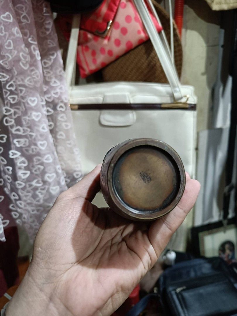 Vintage solid brass vase (Category: Vases & Decorative Bowls) located in Paranaque City. Submitted by jhedplus (Listing ID 1471241832, Image 2). Description: Please read! For sure buyer only! NO COD/COP No reservation The items will be sold to the first payer w/o prior notice. Verbal reservations are not acceptable. Note: All items are vintage. Please manage your expectations accordingly. G cash payment. Shipping via Lalamove Metro Manila. For pr