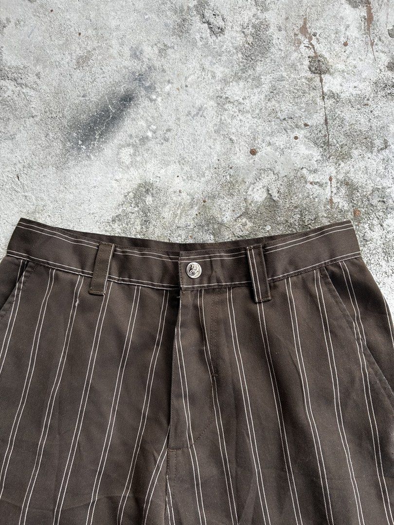 Vintage Y2k Quicksilver Pinstriped Short (Category: Shorts) located in Balanga. Submitted by nothingtohold.co (Listing ID 1471214635, Image 2). Description: Vintage Y2k Quicksilver Pinstriped Short 28 on tag | 28-29 width | 21 length | 11 leg opening | 9.8 condition No issue Gcash | jnt | bataan Vouch~vc.