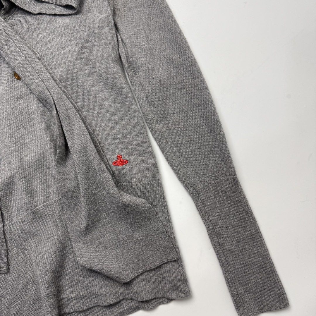 Vivienne West Wood (Category: Longsleeves) located in Quezon City. Submitted by beastmnl (Listing ID 1471229737, Image 2). Description: Dimension 18 width 26.5 length Size 3.