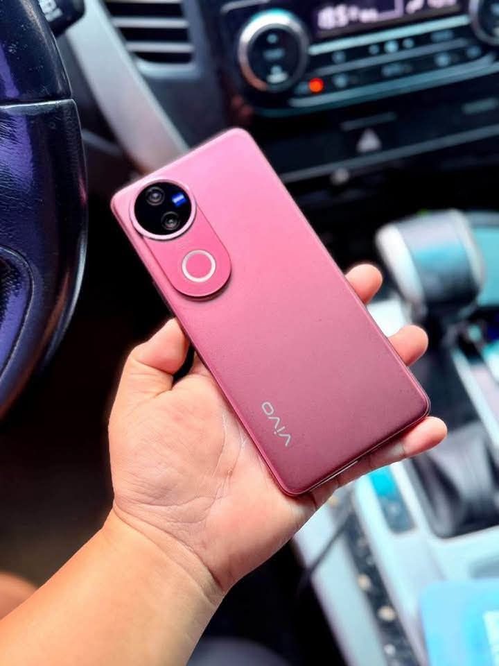 vivo v50 5G (Category: Vivo) located in Cavite. Submitted by tobibrat (Listing ID 1471292864, Image 1). Description: vivo v50 5g 12+12gb ram 256gb rom no issue unit and case only 13500 fix pick up only pascam dos gentri cavite.
