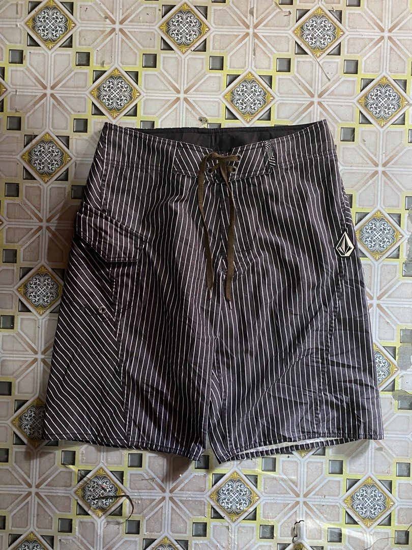 Volcom Pinstripe Board Shorts Size 30 (Category: Swim Trunks & Board Shorts) located in Carcar. Submitted by eroncarvaj68638 (Listing ID 1471170984, Image 1). Description: - Brand: Volcom - Style: Board shorts in black and white pinstripe pattern - Size: 30 (marked on tag) - Material: 100% polyester - Features: Drawstring waist, side cargo pocket on right leg, and signature Volcom stone rubber patch - Details: Stylish angled stripes on the back y