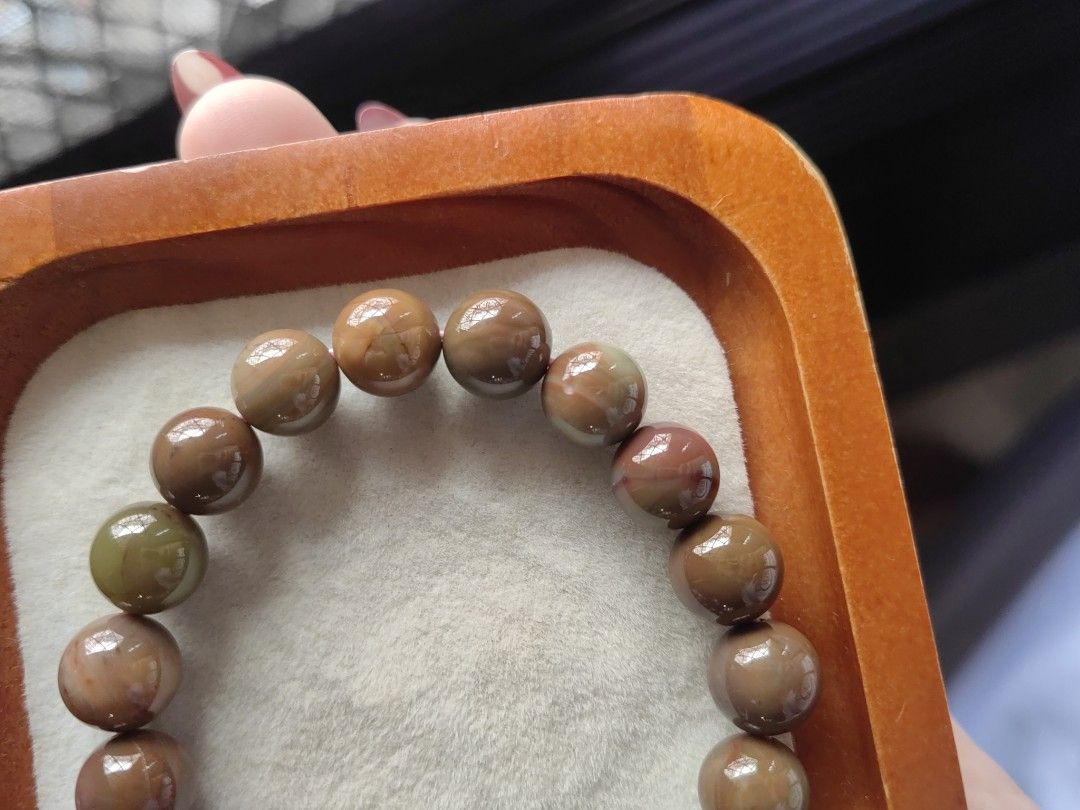 W/certificate Alashan Agate bracelet 16cm (Category: Bracelets) located in Quezon City. Submitted by givesomespace (Listing ID 1471162719, Image 2). Description: ❤brand new, 16cm bead bracelet only ❤comes with certificate and box ❤price is firm and final.
