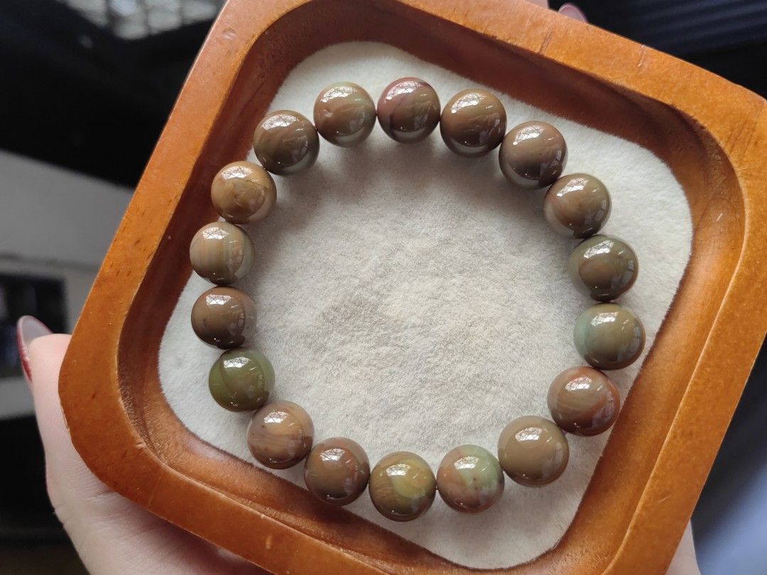 W/certificate Alashan Agate bracelet 16cm (Category: Bracelets) located in Quezon City. Submitted by givesomespace (Listing ID 1471162719, Image 3). Description: ❤brand new, 16cm bead bracelet only ❤comes with certificate and box ❤price is firm and final.