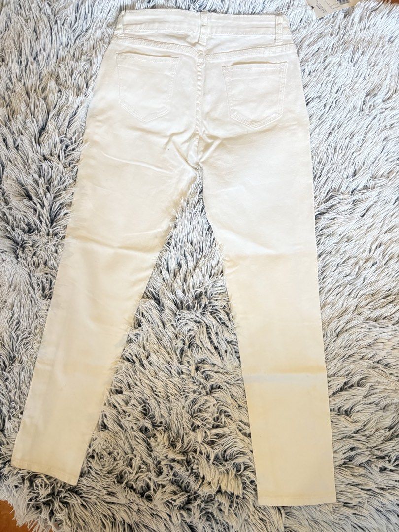 Women’s White Pants Size 27 (Category: Jeans) located in Manila. Submitted by maroonnacolor_01 (Listing ID 1471197588, Image 2). Description: LHGJ Women’s White Pants • Brand: LHGJ Women International • Size: Large / 27 • Color: White • Style: Straight-leg pants • Condition: Never worn Price is negotiable. MOP: Cash / GCash Delivery: Lalamove or Grab (delivery fee shouldered by buyer; payment required before booking) Meet-up: Robinsons Place Malo