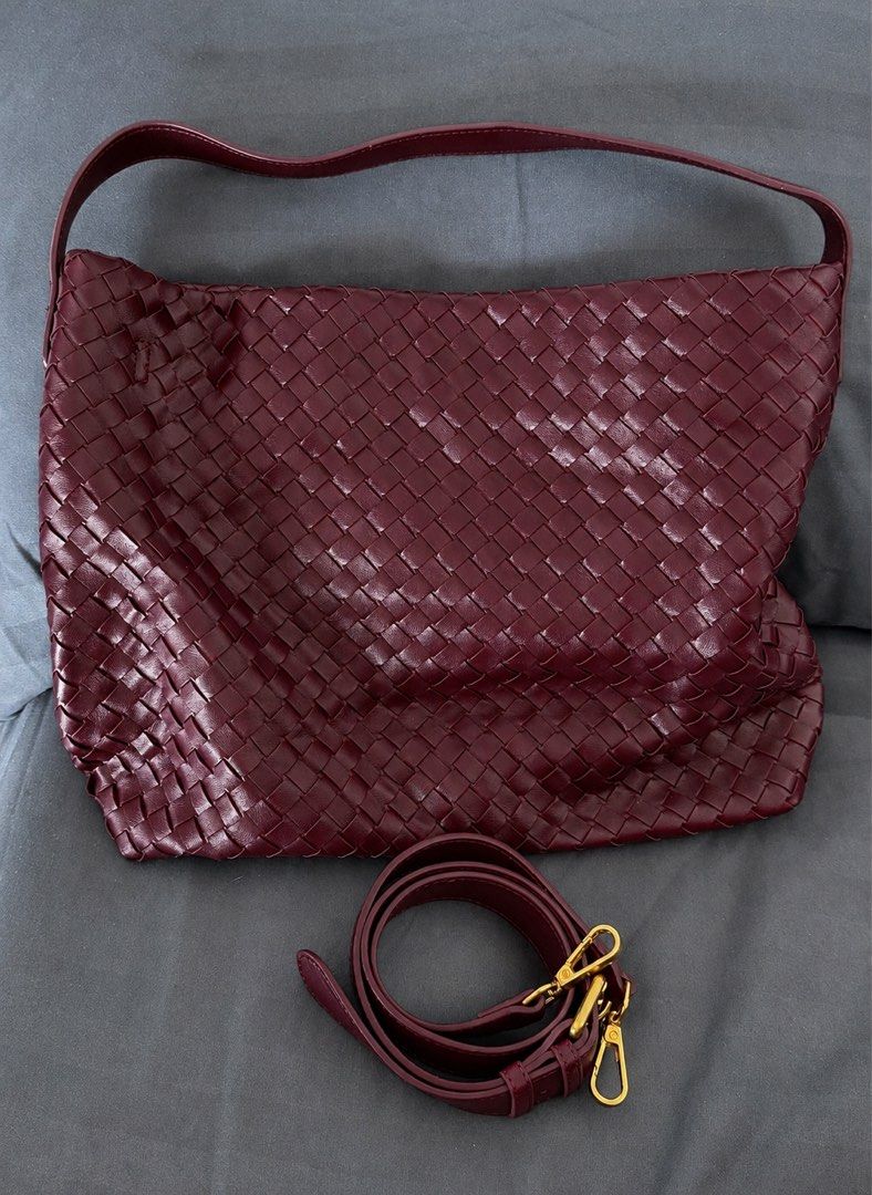 Woven Tote Bag (Category: Shoulder Bags) located in Lipa City. Submitted by curatedreloveph (Listing ID 1471158092, Image 1). Description: 💯 Brandnew Bought in Taiwan last August 2026. 🇹🇼 Selling this beauty due to an impulsive purchase, I realized I don’t get to use it as often as I thought. Such a beautiful maroon color in person! Letting this go to someone who can give it more love and use. ✨ PM for inquiries. Slightly negotiable!.