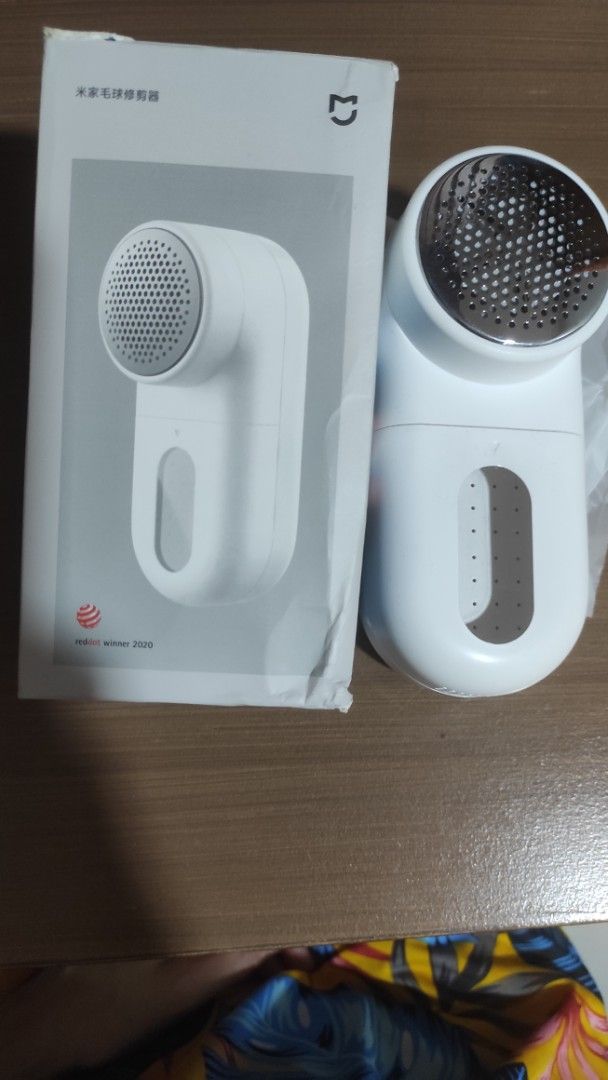 Xiaomi Mi Lint Remover Fabric Shaver (Category: Cleaning Tools & Supplies) located in Quezon City. Submitted by friendlym84146 (Listing ID 1471260256, Image 1). Description: - Brand: Xiaomi - Type: Battery-operated clothes shaver / lint remover - Color: Clean white body with durable stainless steel shaving head - Condition: Like new, comes with original box - Perfect for: Clearing fuzz, lint, and pills off sweaters, jackets, and other garments.