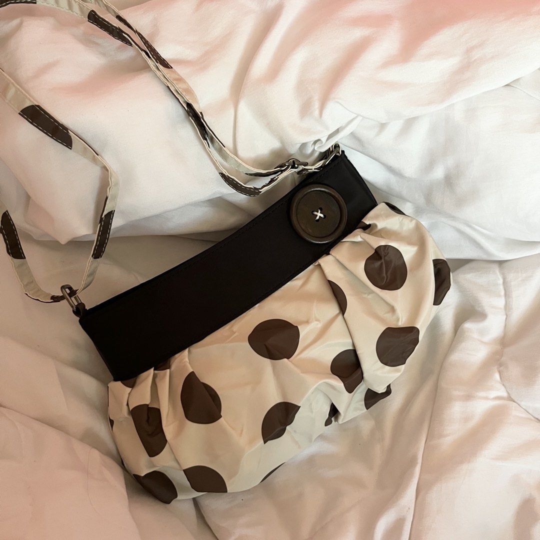 Y2K Button Shoulder Bag (Category: Shoulder Bags) located in Bongabon. Submitted by daniii.v (Listing ID 1471147686, Image 1). Description: last price posted.