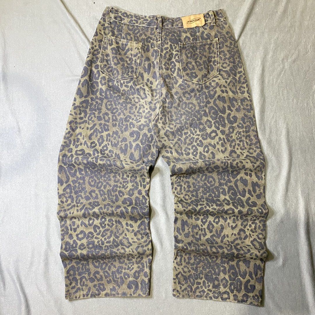 Y2k Leopard Print baggy pants (Category: Jeans) located in Dasmarinas. Submitted by slime_thrifts (Listing ID 1471256046, Image 2). Description: Y2k Leopard Print baggy pants 34 waist 41 length 10 hem Excellent No issue Ready to use ₱500 + sf.