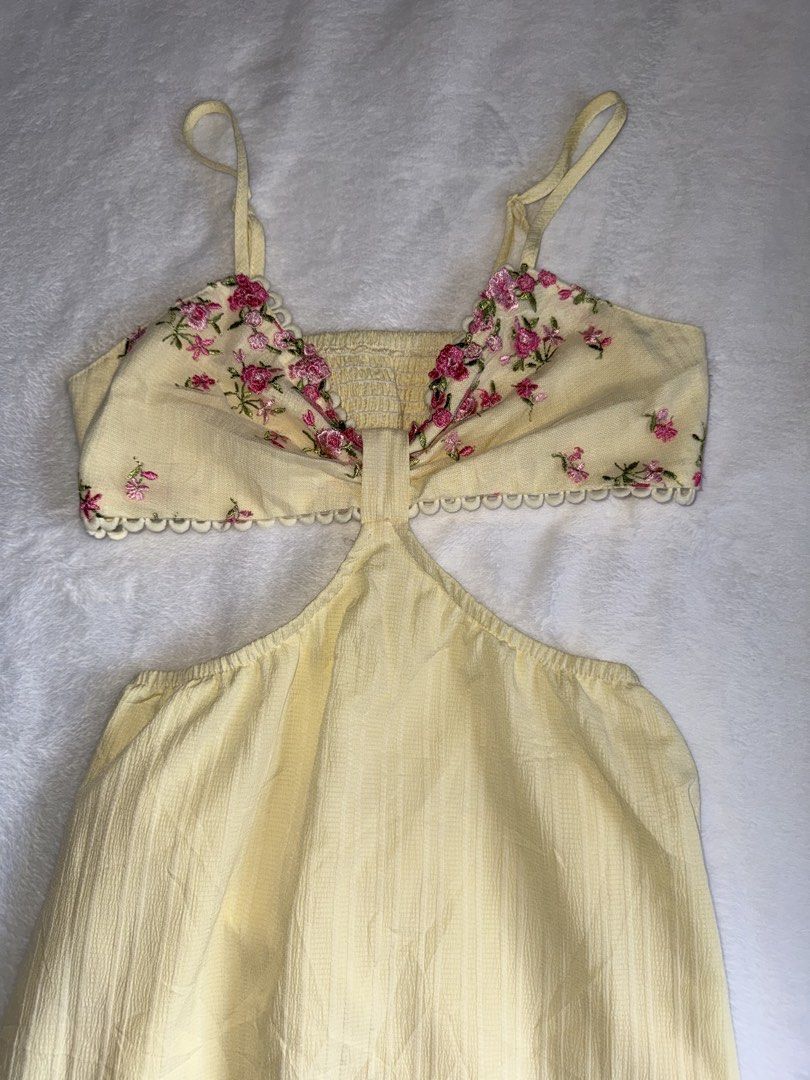 Yellow cut out dress (Category: Dresses) located in Manila. Submitted by closetbylex_ (Listing ID 1471190916, Image 2). Description: Once used! Flattering mini dress Fit to xs-m.