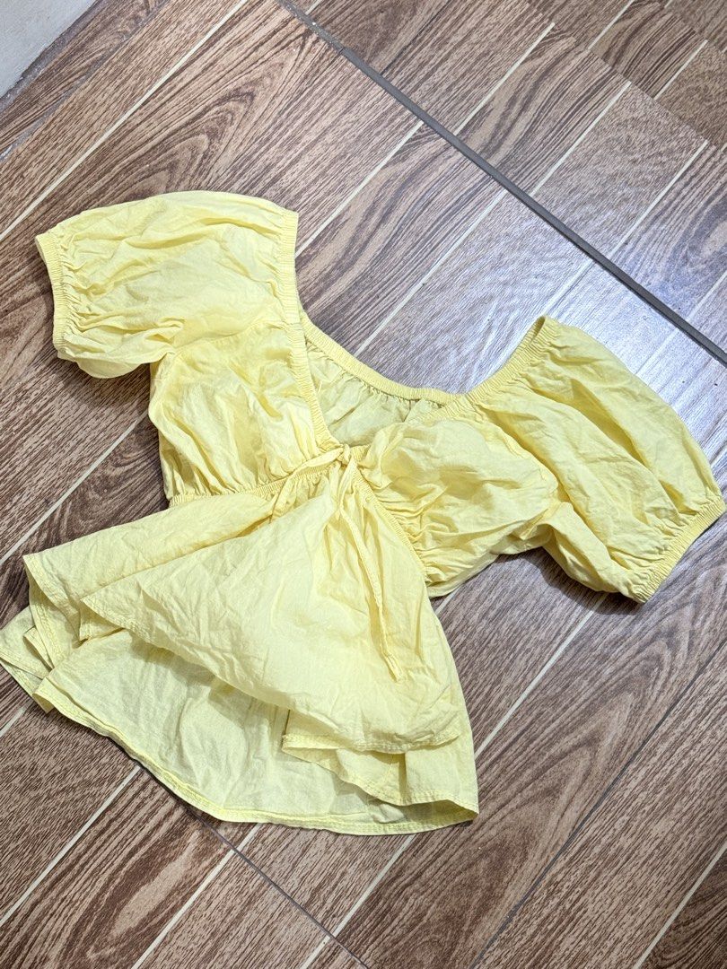 yellow puff sleeve top (Category: Blouses) located in Manila. Submitted by nikaa_008 (Listing ID 1471154133, Image 1). Description: size: large to extra large .
