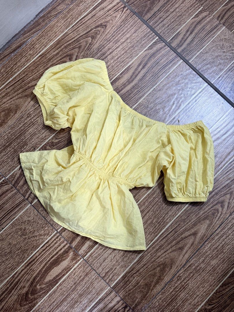 yellow puff sleeve top (Category: Blouses) located in Manila. Submitted by nikaa_008 (Listing ID 1471154133, Image 2). Description: size: large to extra large .