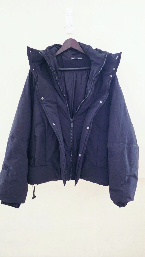 Zara Black Puffer Jacket (Category: Coats, Jackets and Outerwear) located in Quezon City. Submitted by curatedbymissgee (Listing ID 1471175643, Image 1). Description: 🖤 Zara Black Hooded Puffer Jacket | Men's Medium | Unisex | Like New ✨ Korea-bought, worn only once! A stylish and cozy Zara puffer jacket that's perfect for winter trips and chilly weather. - Brand: Zara - Size: Men's Medium (also perfect for women who love an oversized fit!) - Co