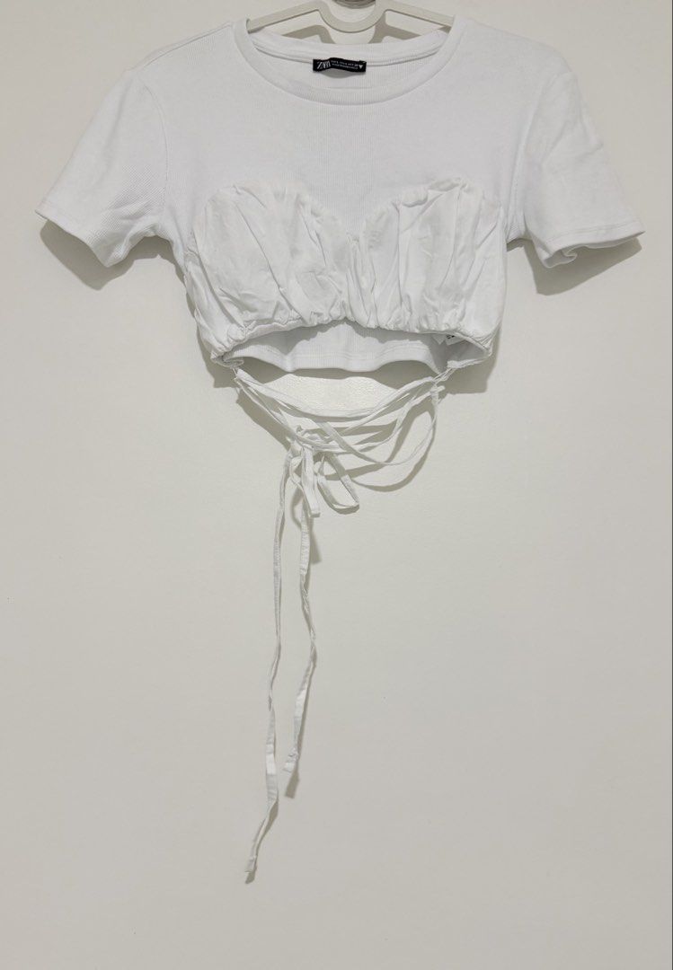 Zara Contrast Ribbed Crop Top (Category: Blouses) located in Naga. Submitted by tiindahunts (Listing ID 1471240498, Image 2). Description: From Hongkong box! Will fit S-M Chest width 18" Length 13" Laid flat.