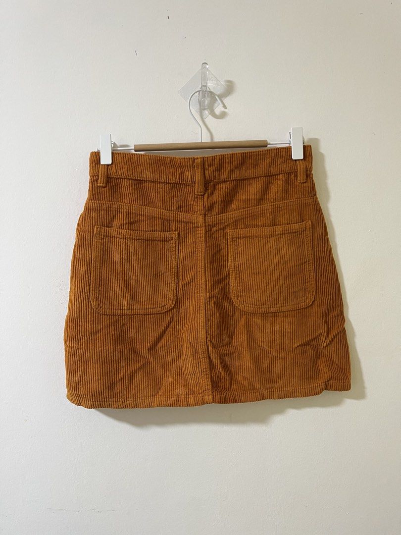 ZARA CORDUROY SKIRT (Category: Skirts) located in Daet. Submitted by kathleenj_penguin (Listing ID 1471153506, Image 2). Description: • Waist: 26–28 inches • Length: 16.5 inches • Condition: Like new ✨.