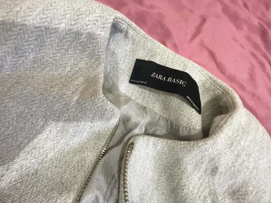 Zara Gray Coat (Category: Coats, Jackets and Outerwear) located in Manila. Submitted by clevershark_c547d3 (Listing ID 1471129135, Image 3). Description: used once, xs-s..