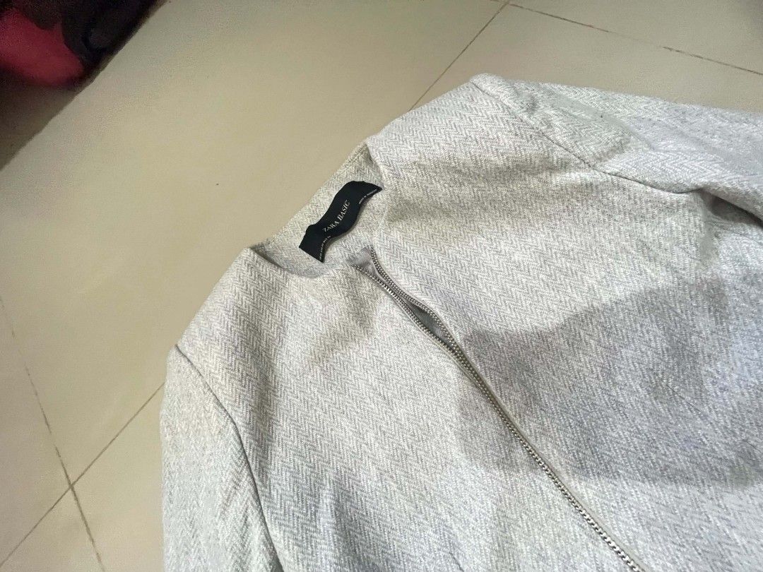 Zara Gray Coat (Category: Coats, Jackets and Outerwear) located in Manila. Submitted by clevershark_c547d3 (Listing ID 1471129135, Image 2). Description: used once, xs-s..