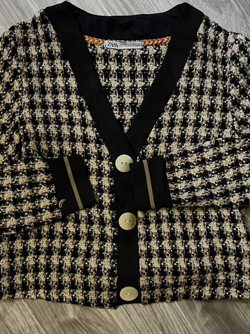 Zara knitted cardigan (Category: Coats, Jackets and Outerwear) located in Manila. Submitted by tripnimichael (Listing ID 1471206402, Image 2). Description: Length-18.5 Width-16.5 -Excellent condition -No issue.