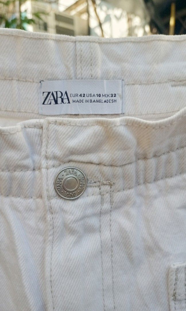 ZARA white denim shorts (Category: Shorts) located in Davao. Submitted by kannikasok1987 (Listing ID 1471131945, Image 2). Description: Made in Bangladesh Wd side pocket Waist 32-34(garterize) Hips 40 L 17.5 good as new.