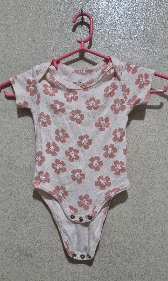 5pcs Baby Top Onesie with Snap (Category: Babies & Kids Fashion) located in Manila. Submitted by safebird_d7c55c (Listing ID 1471397399, Image 3). Description: Bought in L a z Size 3 to 6 months.