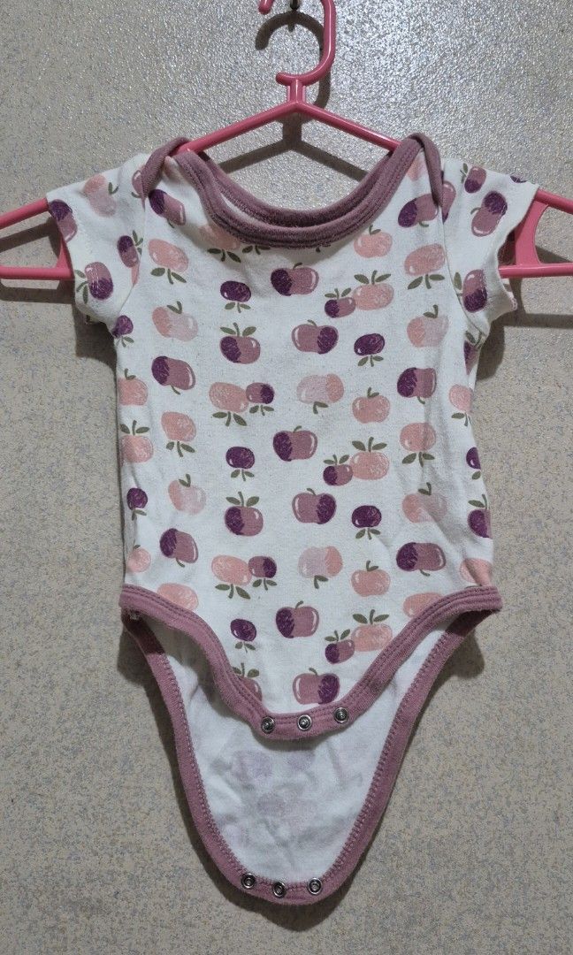 5pcs Baby Top Onesie with Snap (Category: Babies & Kids Fashion) located in Manila. Submitted by safebird_d7c55c (Listing ID 1471397399, Image 2). Description: Bought in L a z Size 3 to 6 months.