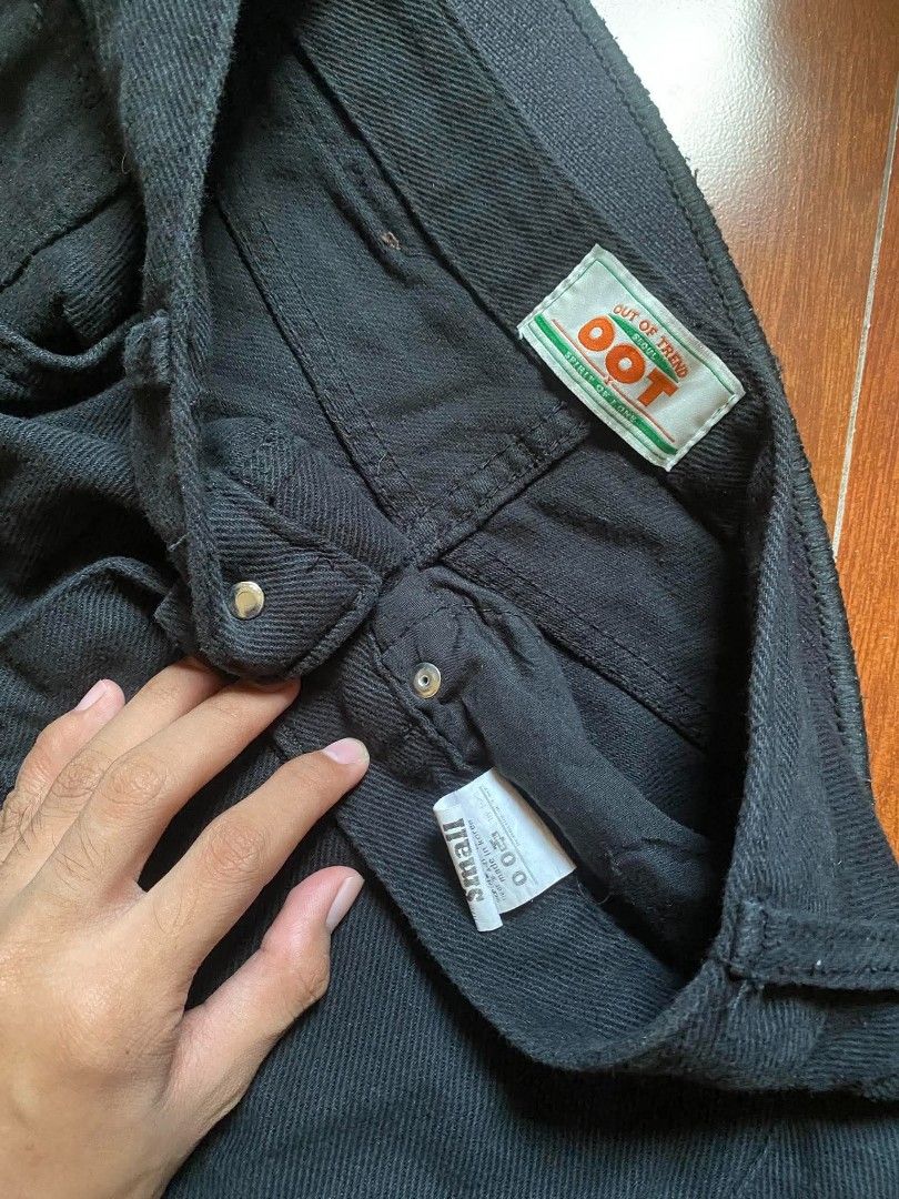 BAGGY BLACK CARGO PANTS (Category: Jeans) located in San Jose. Submitted by 1cemanjah (Listing ID 1471347061, Image 3). Description: BAGGY BLACK CARGO PANTS 29-30 w 40 L 13.5 thigh 10 leg opening no issue.