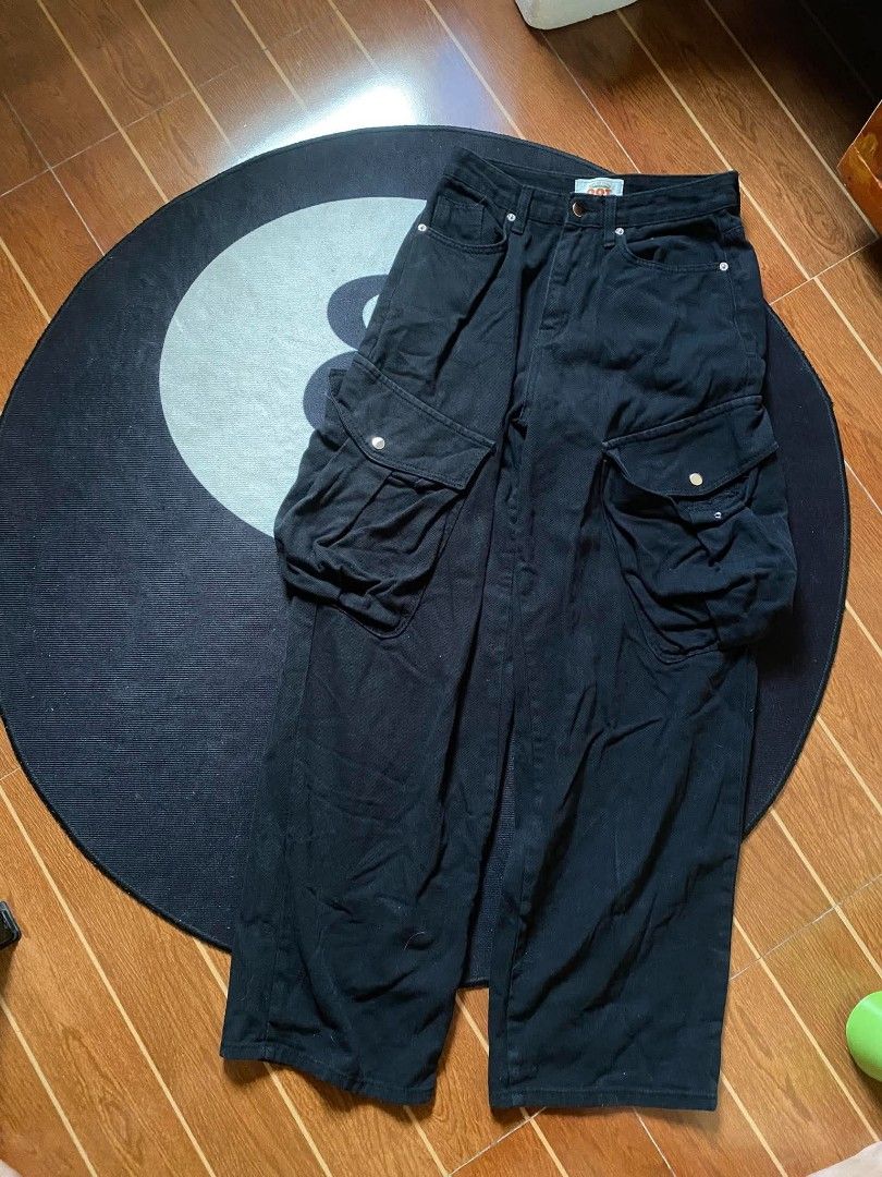 BAGGY BLACK CARGO PANTS (Category: Jeans) located in San Jose. Submitted by 1cemanjah (Listing ID 1471347061, Image 1). Description: BAGGY BLACK CARGO PANTS 29-30 w 40 L 13.5 thigh 10 leg opening no issue.