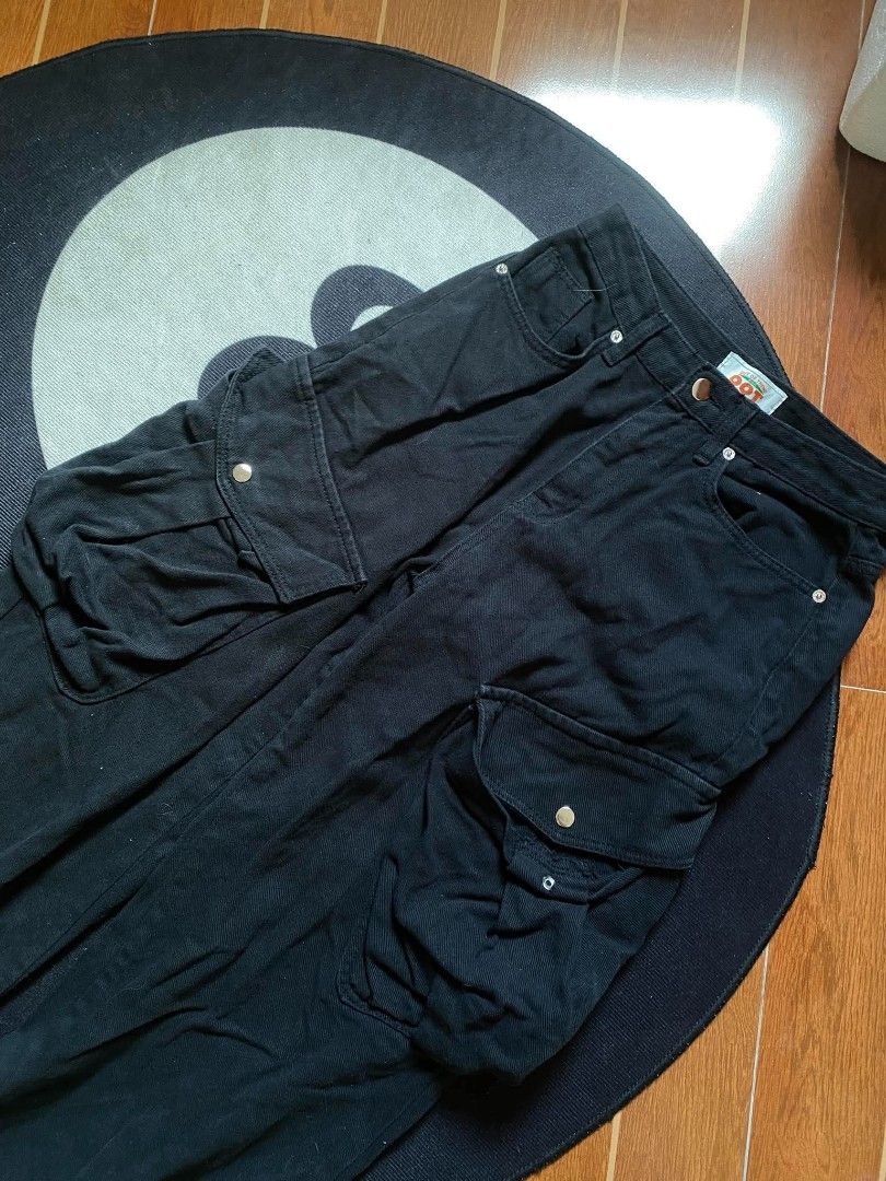 BAGGY BLACK CARGO PANTS (Category: Jeans) located in San Jose. Submitted by 1cemanjah (Listing ID 1471347061, Image 2). Description: BAGGY BLACK CARGO PANTS 29-30 w 40 L 13.5 thigh 10 leg opening no issue.
