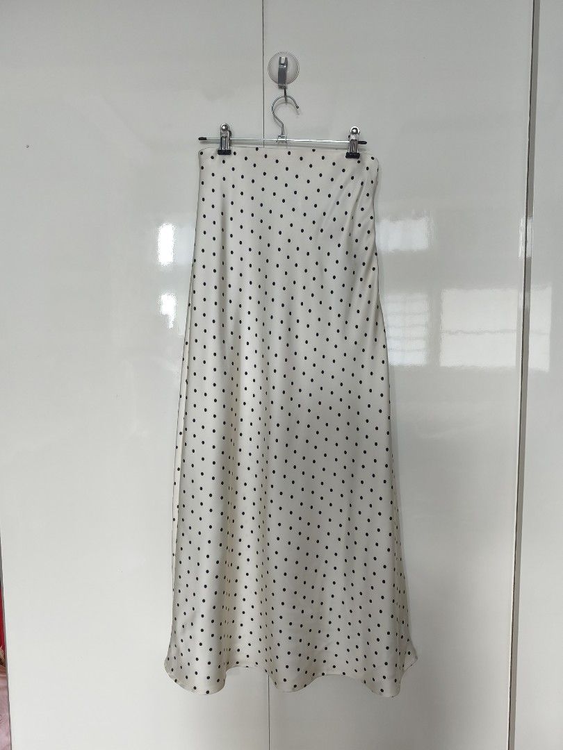 Beige Polka Dot Long Skirt (Category: Other Bottoms) located in Manila. Submitted by smilefashion08 (Listing ID 1471314438, Image 1). Description: Waist 26 Length 37.