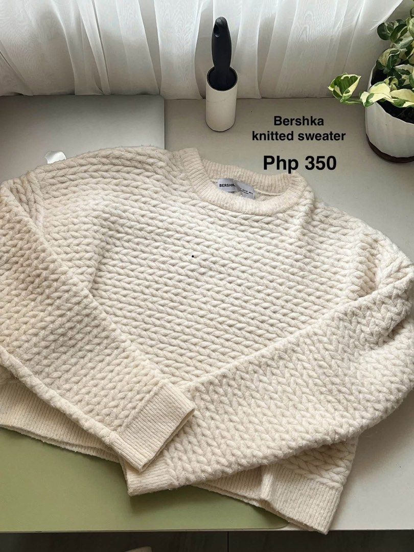 Bershka knitted sweater (Category: Coats, Jackets and Outerwear) located in Caloocan City. Submitted by saespace (Listing ID 1471420043, Image 1). Description: .