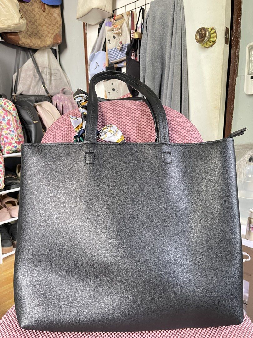 Black Leather Tote Bag (Category: Tote Bags) located in Antipolo. Submitted by jaeeepnch (Listing ID 1471323207, Image 2). Description: 💕FS UNBRANDED BAG ⚠️NO ISSUE 📝Accessories not included 📩 PM IF INTERESTED .