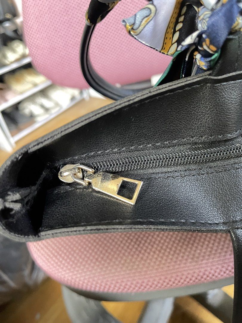 Black Leather Tote Bag (Category: Tote Bags) located in Manila. Submitted by faepnch22 (Listing ID 1471323581, Image 3). Description: 💕FS UNBRANDED BAG ⚠️NO ISSUE 📝Accessories not included 📩 PM IF INTERESTED .
