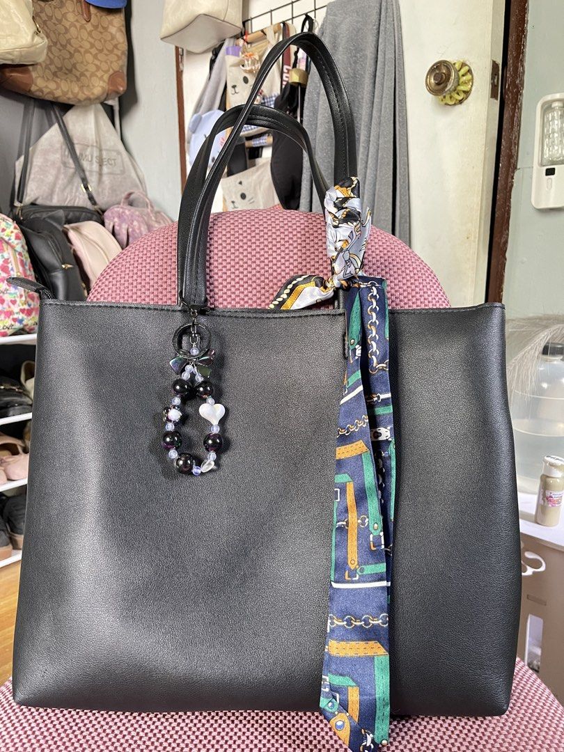 Black Leather Tote Bag (Category: Tote Bags) located in Manila. Submitted by faepnch22 (Listing ID 1471323581, Image 1). Description: 💕FS UNBRANDED BAG ⚠️NO ISSUE 📝Accessories not included 📩 PM IF INTERESTED .