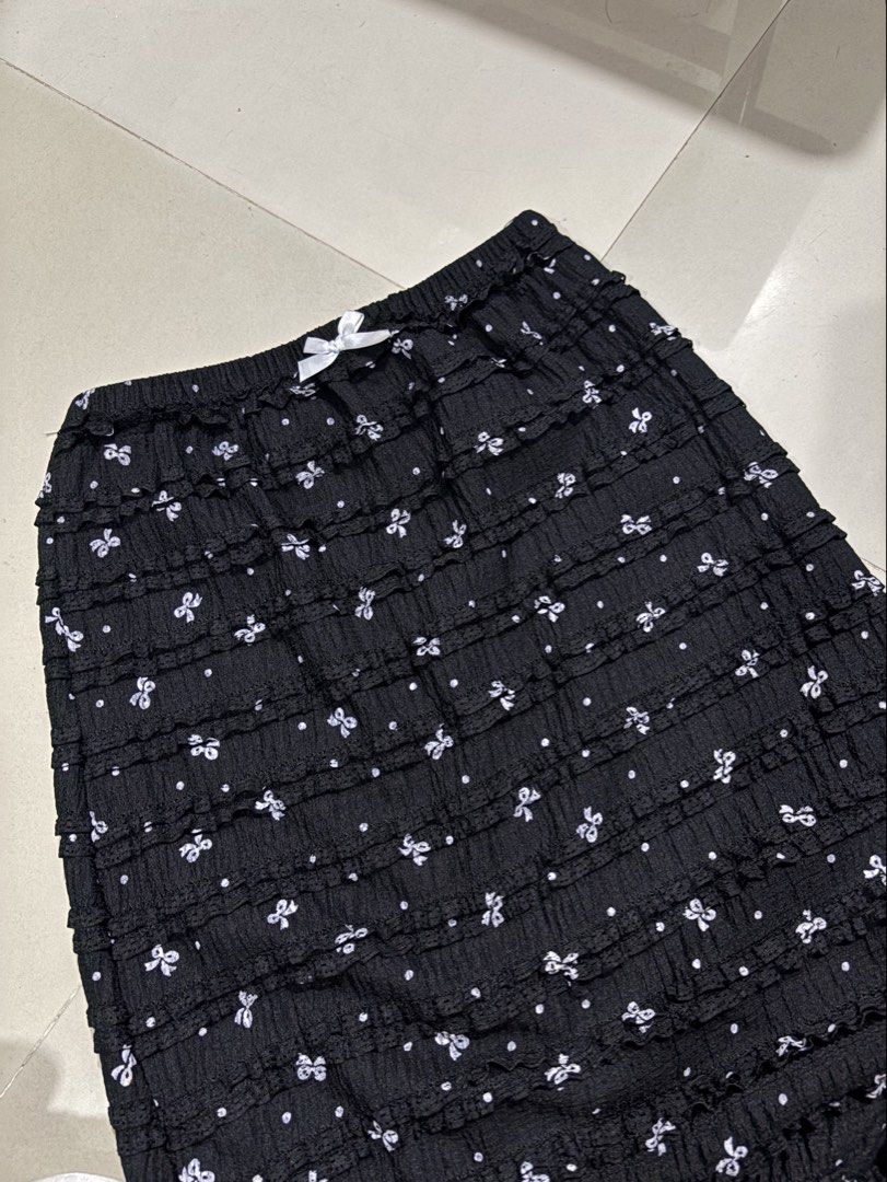 Black Ruffle Maxi Skirt (Category: Skirts) located in Manila. Submitted by e.ckaaa (Listing ID 1471433455, Image 1). Description: can fit 27-30 small to large.