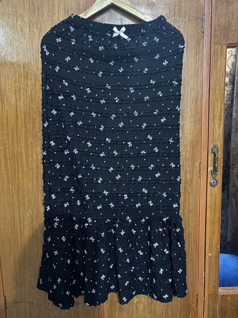 Black Ruffle Maxi Skirt (Category: Skirts) located in Manila. Submitted by e.ckaaa (Listing ID 1471433455, Image 2). Description: can fit 27-30 small to large.