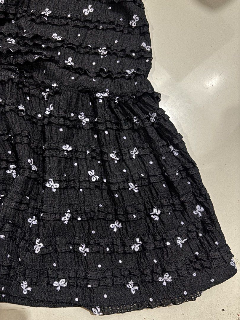 Black Ruffle Maxi Skirt (Category: Skirts) located in Manila. Submitted by e.ckaaa (Listing ID 1471433455, Image 3). Description: can fit 27-30 small to large.