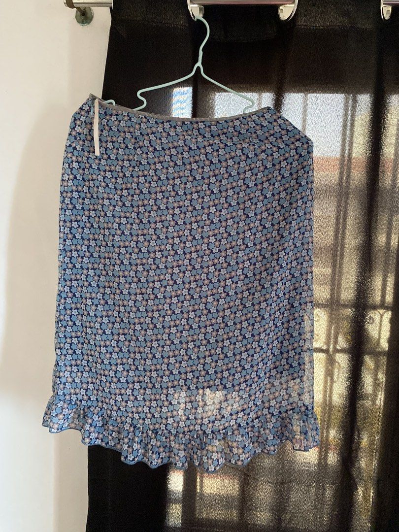 blue floral midi skirt (Category: Skirts) located in Angono. Submitted by gunguny0gurt (Listing ID 1471306781, Image 2). Description: size: m waist: 26 in length: 24 in - in good condition loc: sampaloc, manila sf shouldered by buyer mop: gcash mod: jnt / lalamove can do meet up around ubelt.