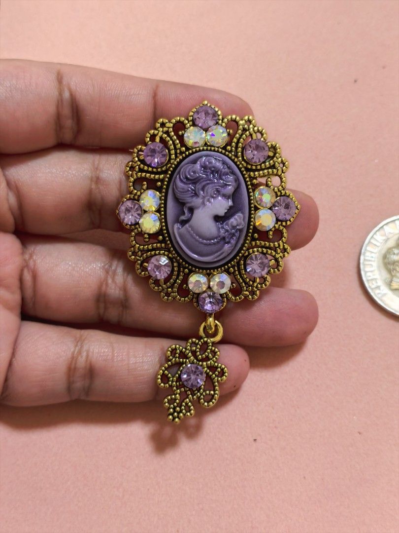 Brooch Pin Lavander Gold Cameo (Category: Brooches) located in Taguig. Submitted by jeannescarlet (Listing ID 1471370295, Image 1). Description: 💎Brand New 💎Alloy Material.