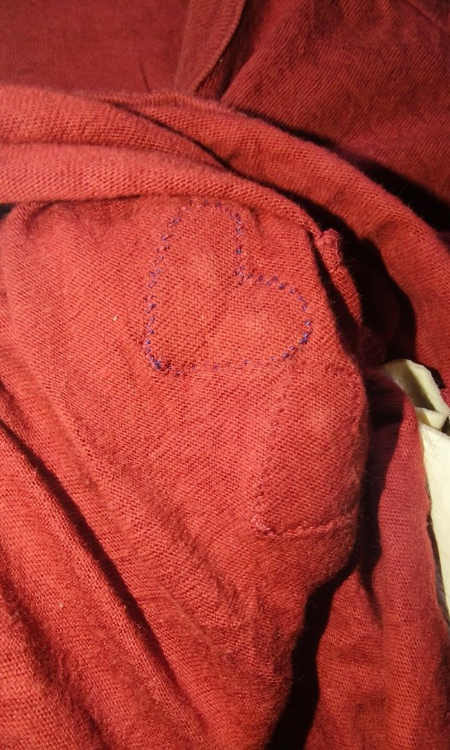 CDG PLAY T-SHIRT (Category: Shirts) located in Makati City. Submitted by updownthrift (Listing ID 1471299236, Image 2). Description: NO ISSUE CONDITION 9/10.